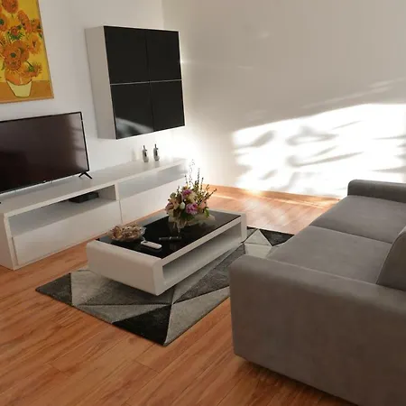 I Lufthavn På 60 M². Soveværelser: 2. Private Badeværelser: 1. * Fiumicino
